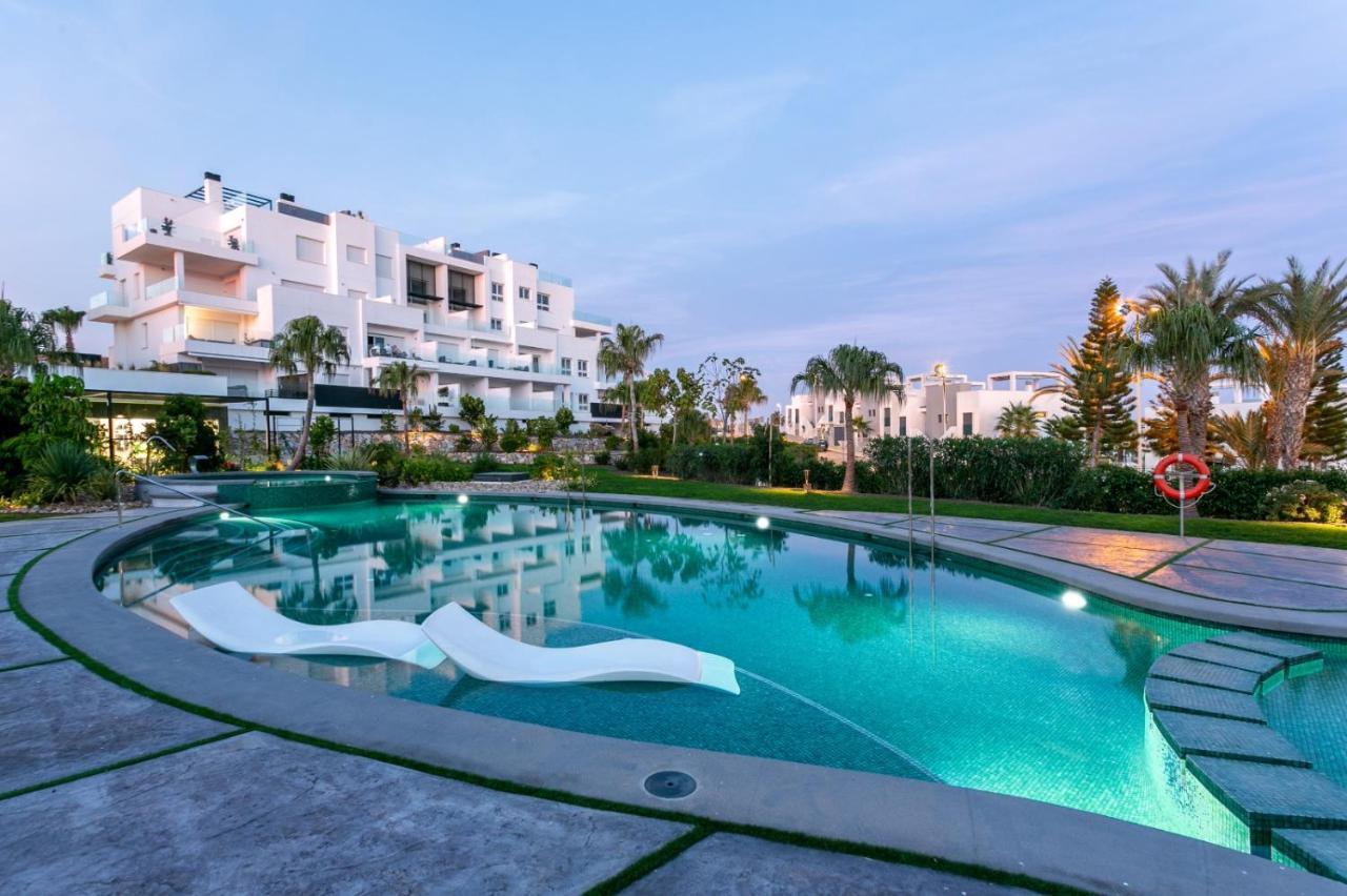 Nice 2 Bedroom Bali Apartment With Sea Views Torrevieja Zewnętrze zdjęcie